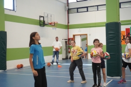Mädchen-Basketballtraining fördert die sportliche Entwicklung junger Spielerinnen durch gezielte Übungen, Teamarbeit und individuelle Förderung.JPG