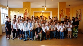 Junge Teilnehmer unseres Ukraine-Projekts feiern den Traditionstag in bestickten Hemden. Das Gruppenfoto zeigt gelebte Gemeinschaft und kulturelle Verbundenheit.JPG