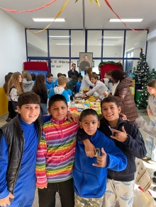Die Schulveranstaltung beim Kinder- und Jugendprojekt in Tirana bietet den Teilnehmern eine festliche Gelegenheit, ihre Talente zu präsentieren und gemeinsam eine unvergessliche Zeit zu erleben..jpeg