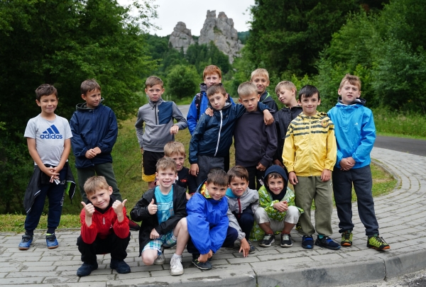 Bei ihrem Naturausflug entdeckten die Jungen beeindruckende Felsformationen und genossen gemeinsame Abenteuer unter freiem Himmel..jpg