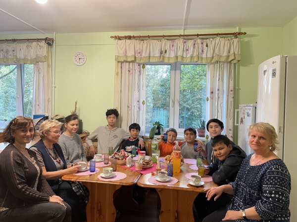 Die gemeinsame Kaffeepause im Kinderheim in Moskau-Fili bietet den Kindern eine Gelegenheit zur Entspannung und zum Austausch in einer freundlichen und unterstützenden Atmosphäre.JPG