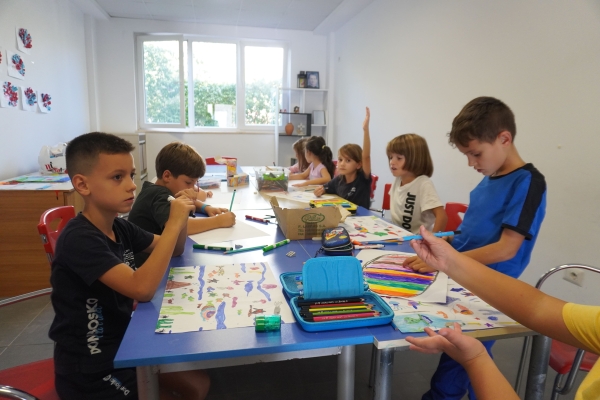 Kinder- und Jugendprojekt in Tirana bietet jungen Menschen die Möglichkeit, ihre Talente zu entdecken und sich durch Bildung und kreative Aktivitäten weiterzuentwickeln.JPG