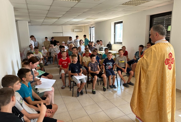Ein feierlicher Gottesdienst in Lemberg vereinte Kinder und Begleitpersonen in gemeinsamer Andacht, Gesang und spiritueller Verbundenheit.jpg