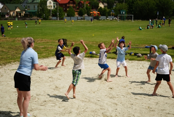 Beim fröhlichen Volleyballspiel zeigten die Kinder Teamgeist, sportlichen Ehrgeiz und hatten jede Menge Spaß an der frischen Luft.jpg