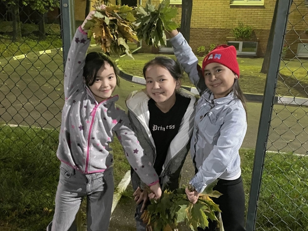 Der Kinderspaß mit Blättern im Kinderheim in Moskau-Fili ermöglicht den Kindern, durch kreative Spiele und Naturerlebnisse gemeinsam zu lachen und ihre Fantasie auszuleben.jpg