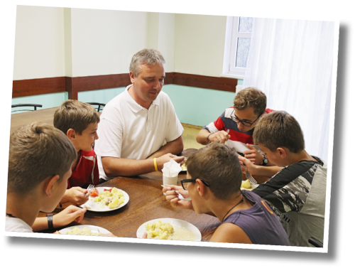Rahmen_Pater Chaban mit Jugendlichen beim Essen