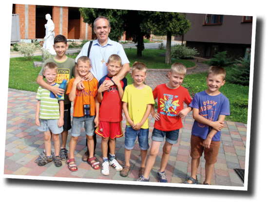 Rahmen_Pater Karol Manik mit Kindern Rahmen_Pater Karol Manik mit Kindern